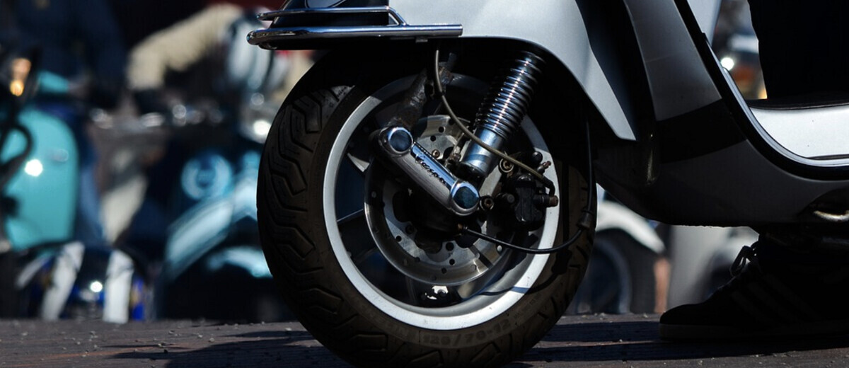 romatoday's tweet photo. Si presenta in commissariato per l'obbligo di firma, ma lo scooter parcheggiato fuori è rubato https://t.co/oFkqEDcwpc https://t.co/QyvzWchr4y