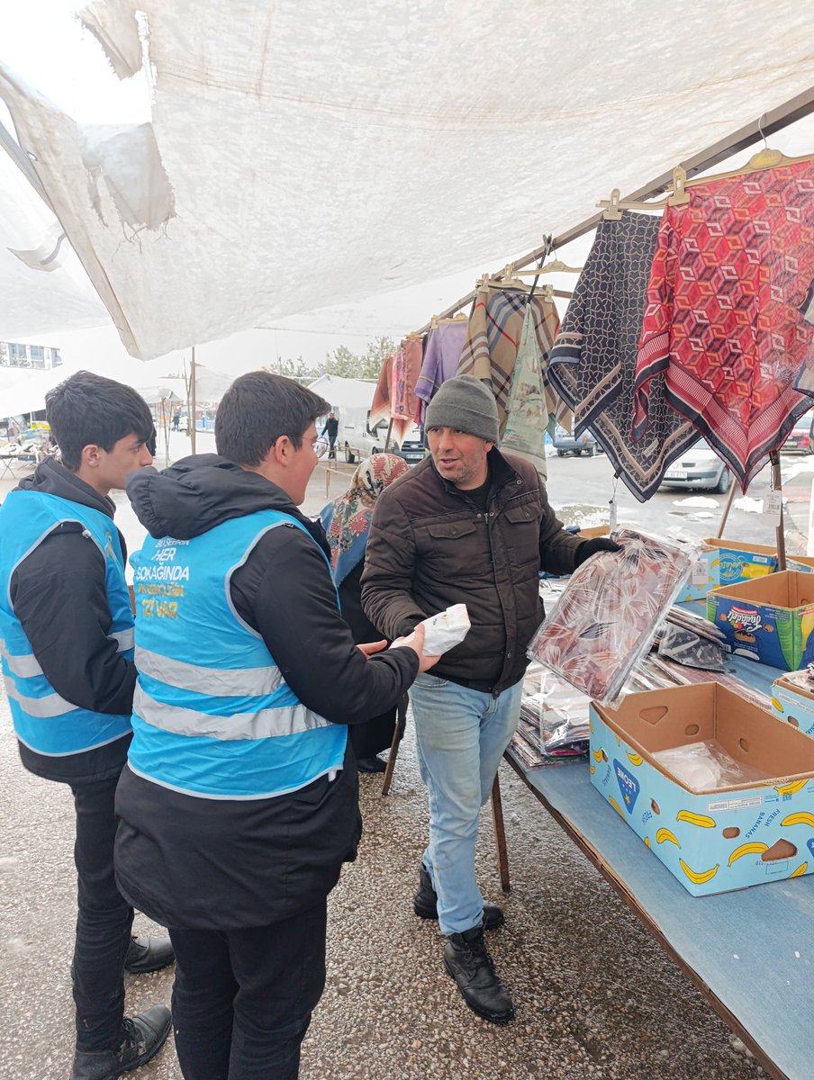 AkAziziyeGK's tweet photo. ⏳ İftara 5 Kala Ak Gençlik Aziziye Yanınızda

Ak Gençlik Aziziye olarak iftara kısa bir süre kala pazar yerinde tezgâhının başında olan esnaflarımıza ikramlarda bulunduk.

Ramazan’ın paylaşma ve dayanışma ruhunu hep birlikte yaşamaya devam ediyoruz. 🌙 https://t.co/tWR9TJCfkz