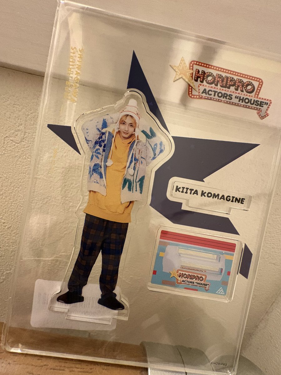 残業で終電間近の電車で帰ってきたら、アクスタが待っててくれた