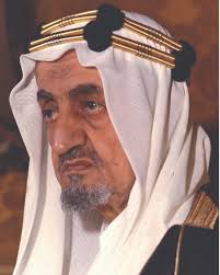 ALfalehaaa's tweet photo. الأستاذ عبد الله عريف الهذلي -رحمه الله- كاتب وإعلامي .. تولّى رئاسة تحرير بعض الصحف .. كان يكتب في جريدة صوت الحجاز وأمّ القرى .. وكان كثيرًا ما ينتقد عمل أمانة العاصمة المقدسة وخدماتها، فجمع الملك فيصل -رحمه الله- مقالاته وكتاباته واستدعاه، وقال له: يا عبد الله! القول شيء، والعمل شيء آخر، هل تستطيع عمل ما تقول؟
قال: نعم.
فقال الملك: اذهب فاستلم عمل الأمانة مِن الغد .. وفعلًا نجح العريف بعمله، وكان مضرب المثل في النجاح، وسلّمه الأمير ماجد -رحمه الله- وزير البلديات آنذاك شهادة تقدير نظير جهوده المتميزة.
= نوادر من التاريخ.
