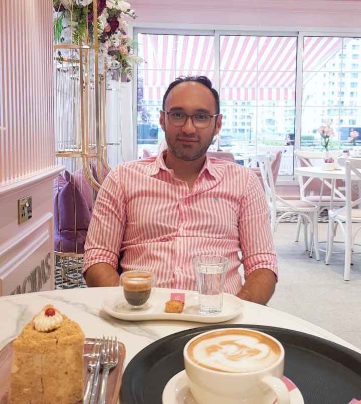 توجه توجه!
تقاضای #امیرحسین_موسوی زندانی سیاسی و خانواده او از دوستانش
براساس اطلاعات خانواده این زندانی سیاسی، امیرحسین دیروز با آنها تماس گرفته و گفته به همه زندانیانی که حکم حبس آنها مشخص شده؛، گفتند با وثیقه می‌توانند آزاد شوند.  ولی به امیرحسین این اجازه را ندادند تا او هم