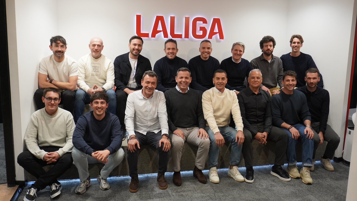 EntrenadorRFEF's tweet photo. 📸 IMAGEN | @LaLiga, en colaboración con @EntrenadorRFEF, celebra una nueva edición del proyecto de formación de Football Intelligence 📊 con entrenadores profesionales 👌

Aprendizaje continuo para seguir creciendo 🚀

#EntrenadoresRFEF https://t.co/EYkLw4drtL