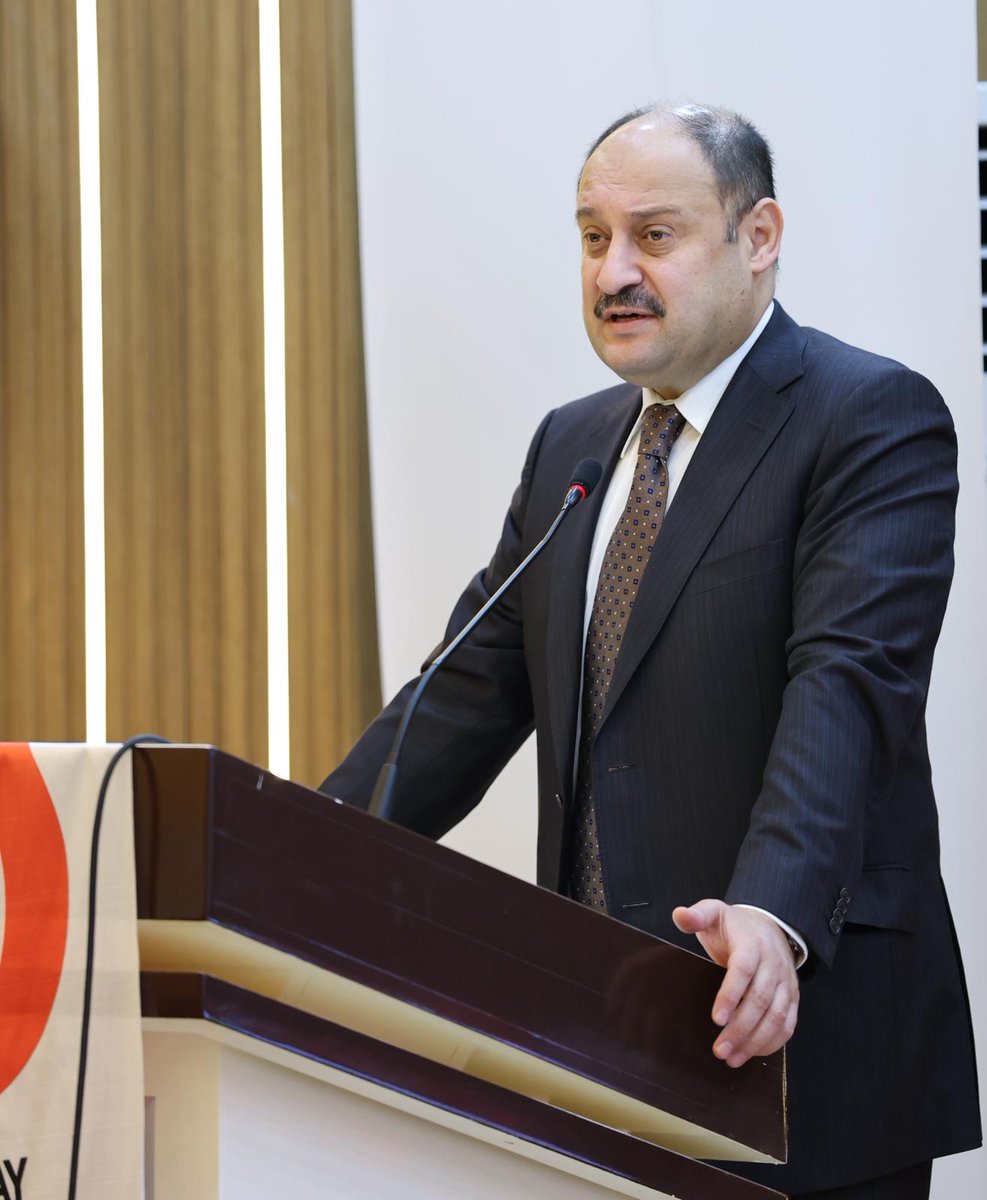 Şanlıurfa Büyükşehir Belediye Başkanı Mehmet Kasım Gülpınar…
Kürsüde bir konuşma yaparken değil sadece;
bir şehrin yükünü omuzlarında taşırken görülür asıl insanın duruşu.
Şanlıurfa gibi kadim bir şehre hizmet etmek, sıradan bir görev değil;
dua isteyen, sabır isteyen, vicdan