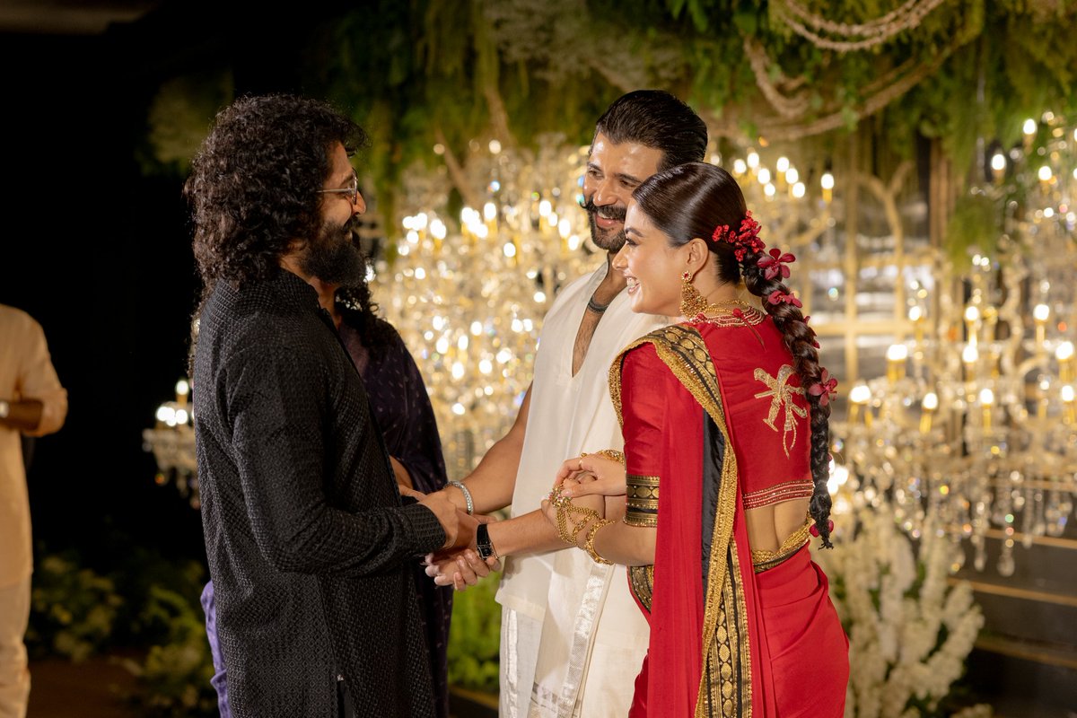 GulteOfficial's tweet image. #Nagarjuna, #Venkatesh, #NagaChaitanya and #Nani with #VIROSH at the wedding reception.

#VijayDeverakonda #RashmikaMandanna