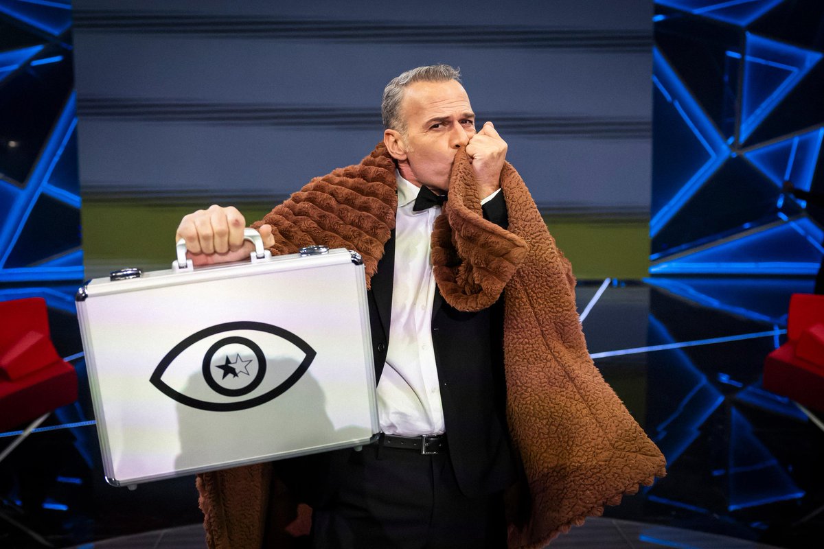 ES LA FOTO ❤️

El flamante GANADOR, Don <a href="/_CarlosLozano/">Carlos Lozano</a> , el tío de la manta, con SU maletín.

#CarlosGanador
#GHDúo4M
#GHDúoGranFinal