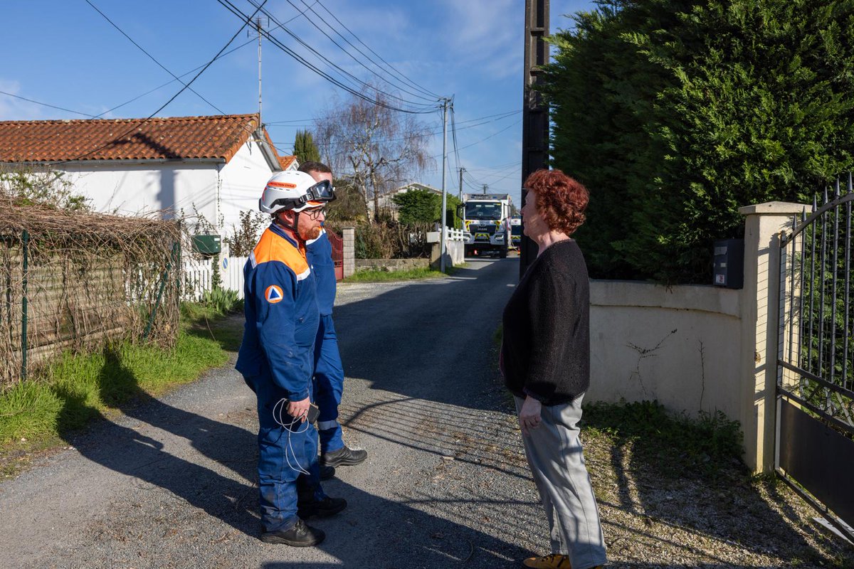 Interiale's tweet photo. Après les dernières inondations, la Protection Civile est intervenue dans l'Ouest pour venir en aide aux sinistrés. @ProtecCivilefr

Ses équipes sont engagées à Saintes (17), jusqu’au 8/03 où plus de 80 bénévoles mènent des missions de pompage, d’assèchement, de nettoyage... 1/2 https://t.co/pR3o5SyYWM