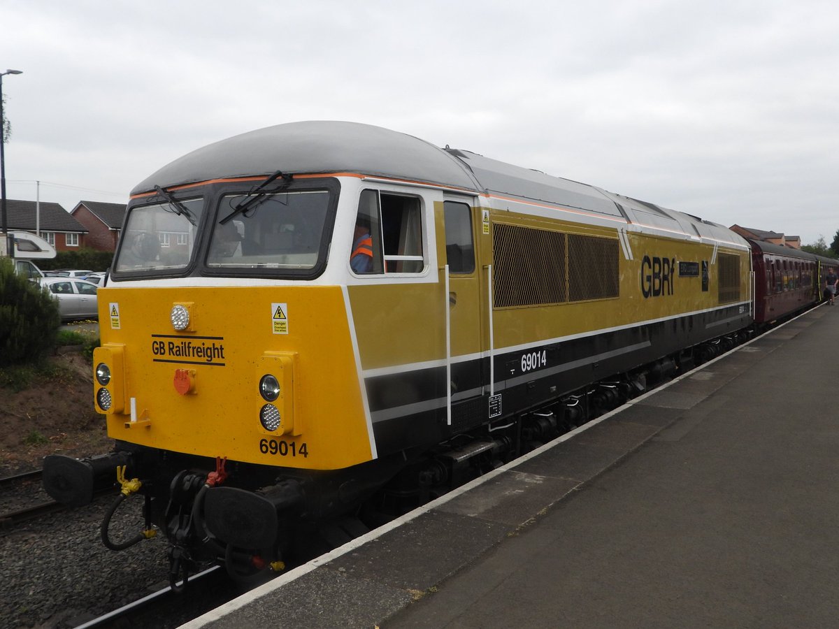 DanSpotter86's tweet photo. Heres a beautiful photo of Brand New @GBRailfreight Class 69014 (EMD Longport) seen here in Gold and Brown Kestrel Livery seen here at the Spring Deisel Gala looking very immaculate on 17/05/25. #Class69 #GBRailfreight #EMDLongport #Svr #severnvalleyrailway #deiselgala https://t.co/7zh7wgFRT9