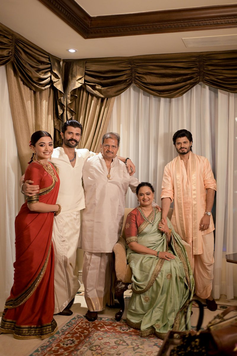 shreyasgroup's tweet image. DEVERAKONDA FAMILY❤️😍

Join Us For Exclusive Updates 🔗chat.whatsapp.com/B9Cbz4RRWcD0xi…

#Virosh #VijayDevarakonda #RashmikaMandanna #VijayDevarakondaRashmikaMandanna #VijayRashmika #ShreyasGroup #ShreyasMedia