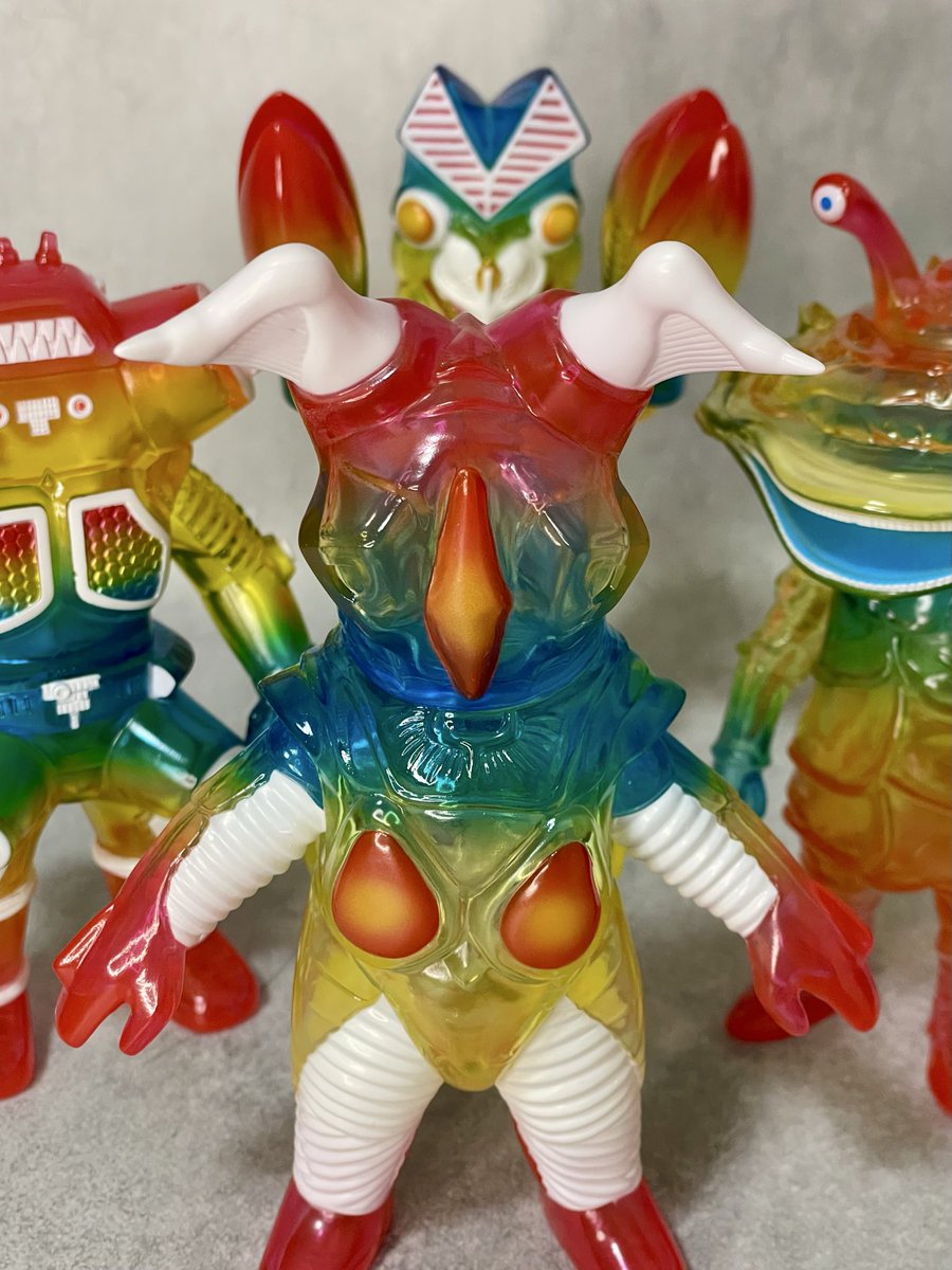 AGARIverse's tweet photo. 先日お迎えしたレインボーゼットン🌈
いろんなレインボーな方達が集って嬉しいです♪

KAIJINさんのウルトラ怪獣作品で残りはベリアルだけかと思いますが、リリースがもっとも困難そうなのに加わえ、出ても海外、良くてワンフェスかと推察…ハードルが高い💦

#oneuptoy
#kaijin
#ゼットン
#シカフェス https://t.co/6IH05oqSG9