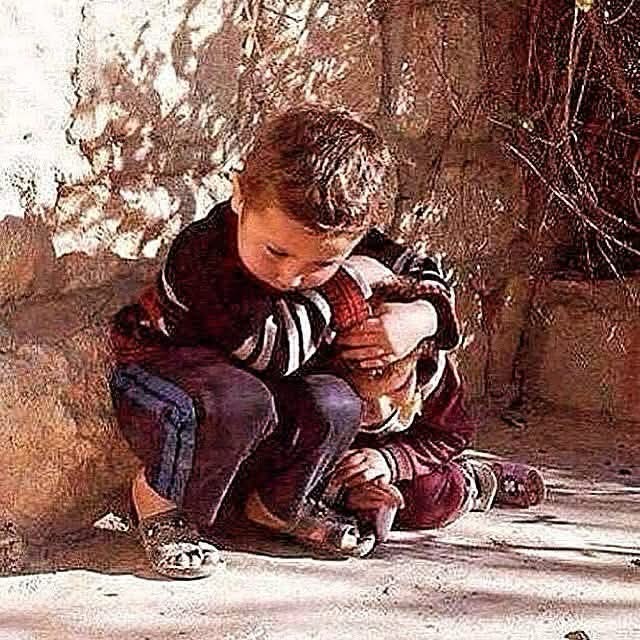 Todos los niños merecen un sueño.
Los niños nunca deberían soñar con tener una vida feliz, deberían tenerla.