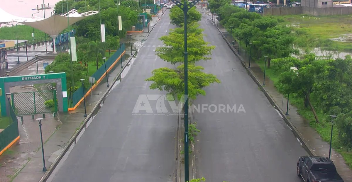 #ATVInforma | A través del sistema de videovigilancia del #CMVS se monitorean y visualizan los diferentes sectores de Cabecera Cantonal, garantizando un seguimiento integral en tiempo real.

🌧️ Conduzca con precaución, la calzada está mojada por lluvia en el sector.