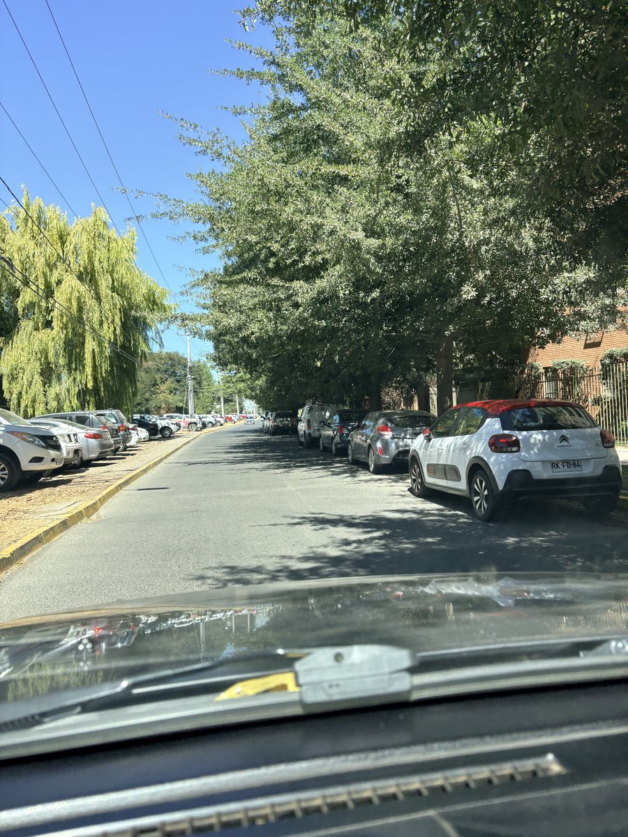 MoninchoBt's tweet photo. @ragliatim, @munirancagua buenas tardes. Favor su ayuda en fiscalizar la calle Bello Horizonte intersección C. Del Cobre, se indica con variadas señaleticas no estacionar y sucede todo lo contrario, el atasco y riesgo de choques es potencial. https://t.co/nLEMVOWQ8D