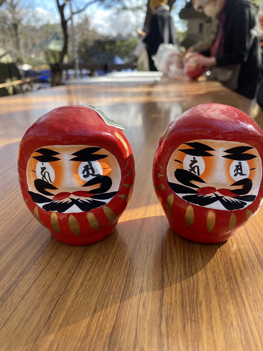 PzTkp's tweet photo. 一年の感謝と共にお納めしました。

写真は24号のだるまさん。

今年は1サイズ大きくして、20号のだるまさんにお世話になります！
毎年大きくしていたらあっという間に巨大になりそうなので、これからは節目の年に大きくしていこうと思います！ https://t.co/1mbTuzJstR