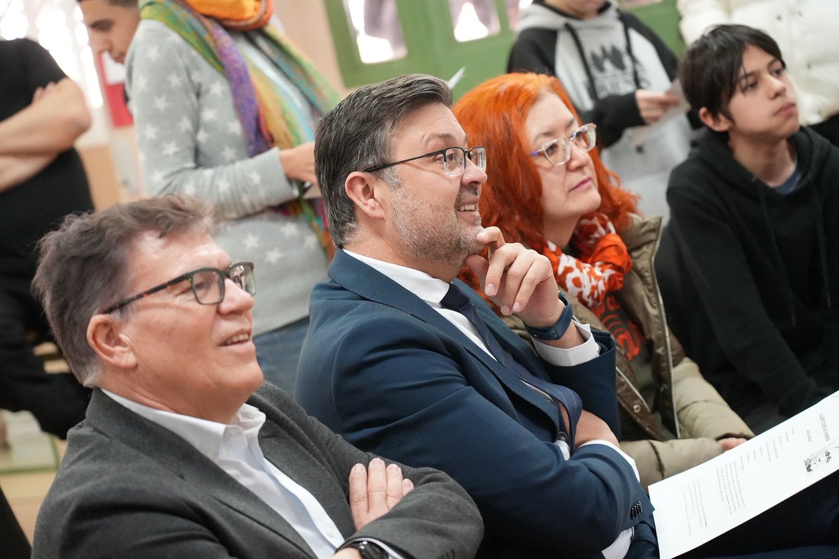 amadorpastorn's tweet photo. Hoy he visitado el IES Federico García Lorca de #Albacete para conocer de primera mano el #ProyectoLector. Un programa que ya impulsa la competencia lectora de más de 6.600 alumnos en 63 centros, con evaluación temprana, refuerzo personalizado y trabajo conjunto con las familias https://t.co/hCCXBI7BEO