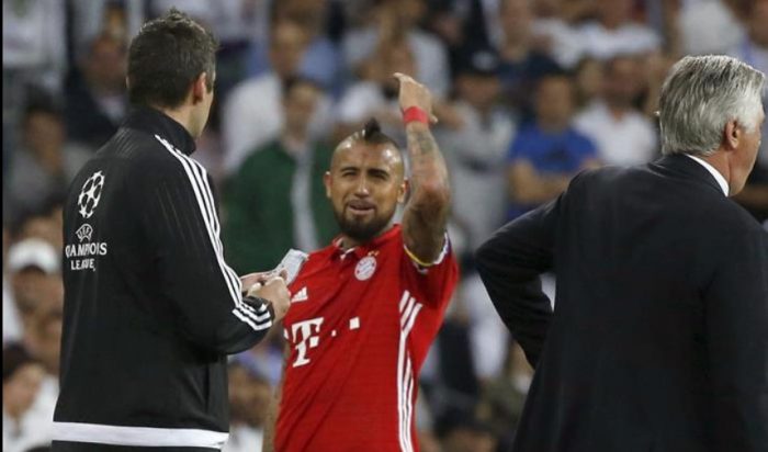 CuentaMister's tweet photo. "Sí, me he sentido robado por el Madrid. En dos partidos con el Bayern Munich en Champions, en cuartos y en semifinales, cuando nos eliminaron. Por eso inventaron el VAR, para que no robaran más..."

ARTURO VIDAL https://t.co/PwK0tWA3yd