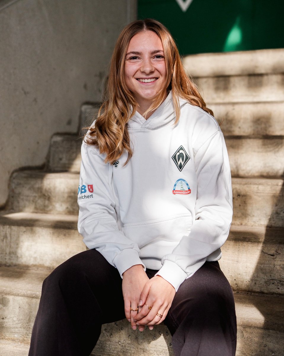 WerderUpdates's tweet image. Lebenslang grün-WEIẞ 💚🤍

Michelle #Weiß hat ihren Vertrag bei den #WERDERFRAUEN verlängert und wird somit auch über den Sommer hinaus bleiben. 😍✍️

Wir freuen uns, dass du weiterhin an Bord bist, Mischu! 🥰

Zur Meldung 👉 svw.de/vlweiss0403

Zum Interview 👉
