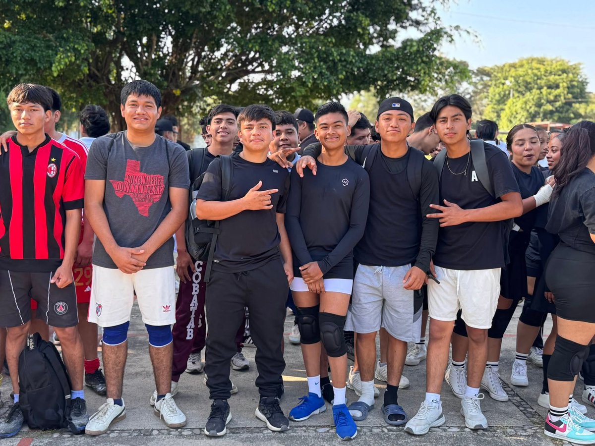 reynolchamec's tweet photo. reunió a estudiantes de los COBATAB de Teapa y Jalapa,  promoviendo el deporte como herramienta para fomentar los valores como el trabajo en equipo y la disciplina entre los jóvenes.

#chamecdiputadolocal https://t.co/boWv3ketBH