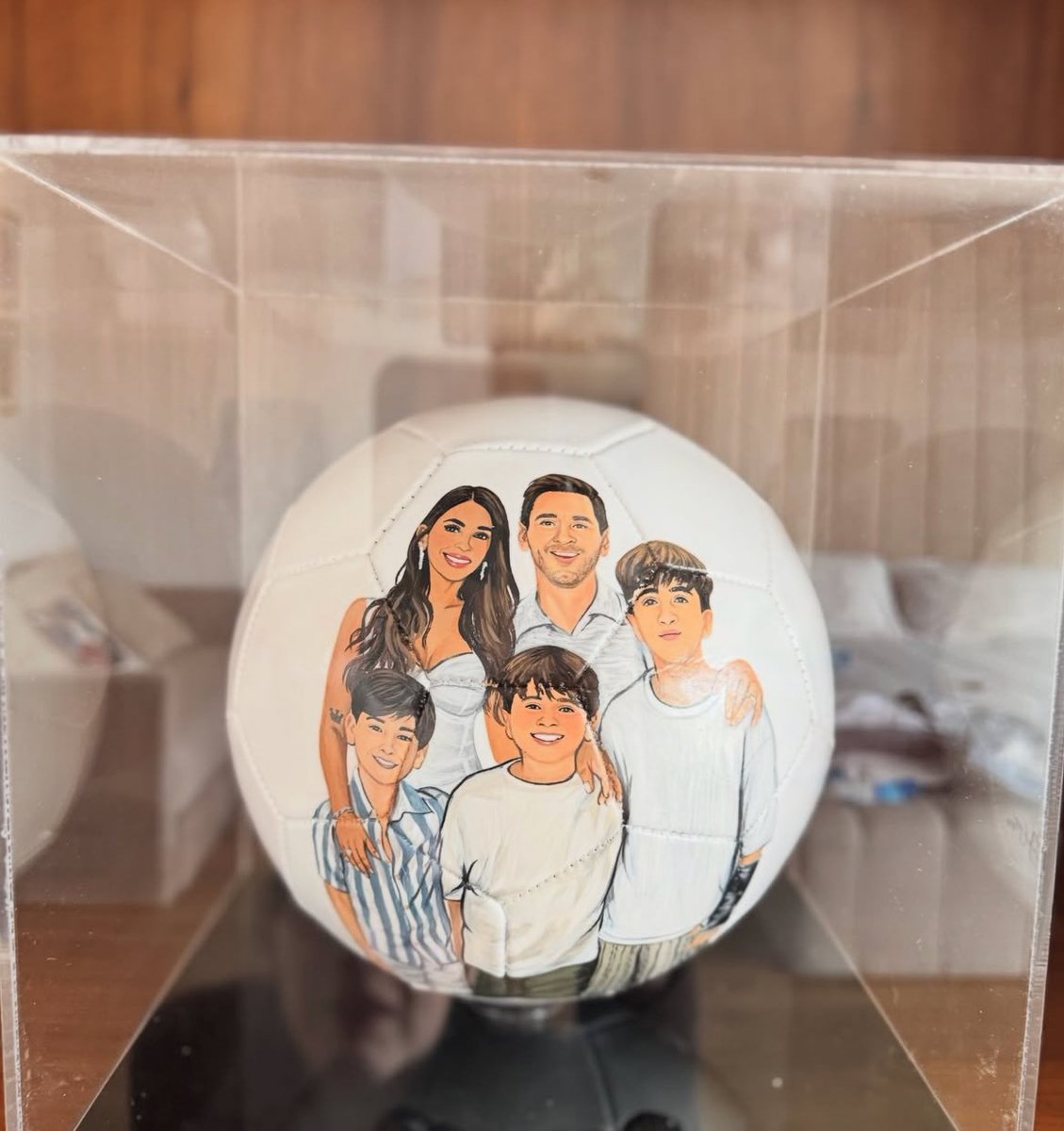 Look at the happiness on Messi’s face after a fan gifted him a ball with a picture of his family. 🥹❤️
