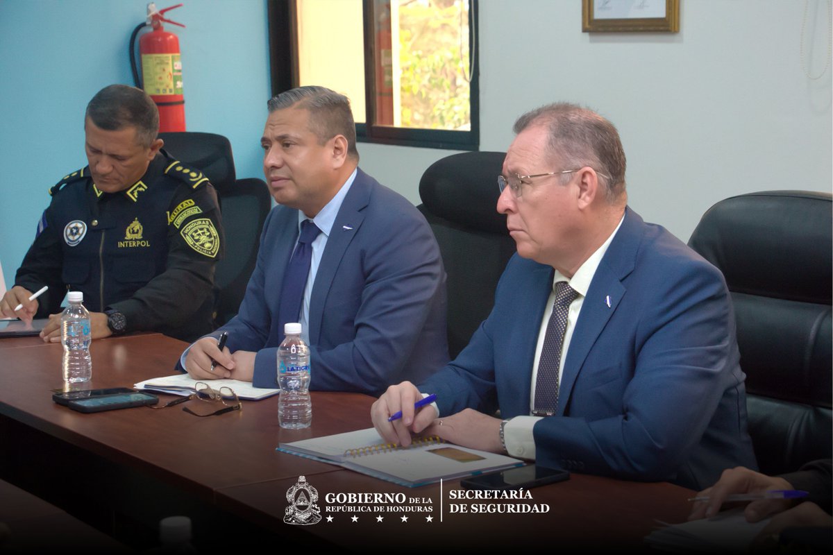 Nuestras autoridades de la <a href="/SSEGURIDADHN/">Secretaría de Seguridad Honduras</a> sostuvieron reunión con representantes de <a href="/planaponh/">Planaponh.org</a> para abordar propuestas de seguridad preventiva en zonas turísticas afroindígenas y fortalecimiento de la convivencia ciudadana.
Reafirmamos compromiso con distintos sectores del país.