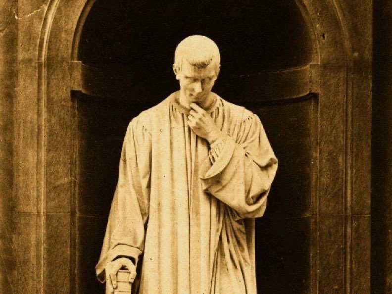 "İnsanı onurlandıran unvanlar değil, unvanları onurlandıran insandır."

—Machiavelli