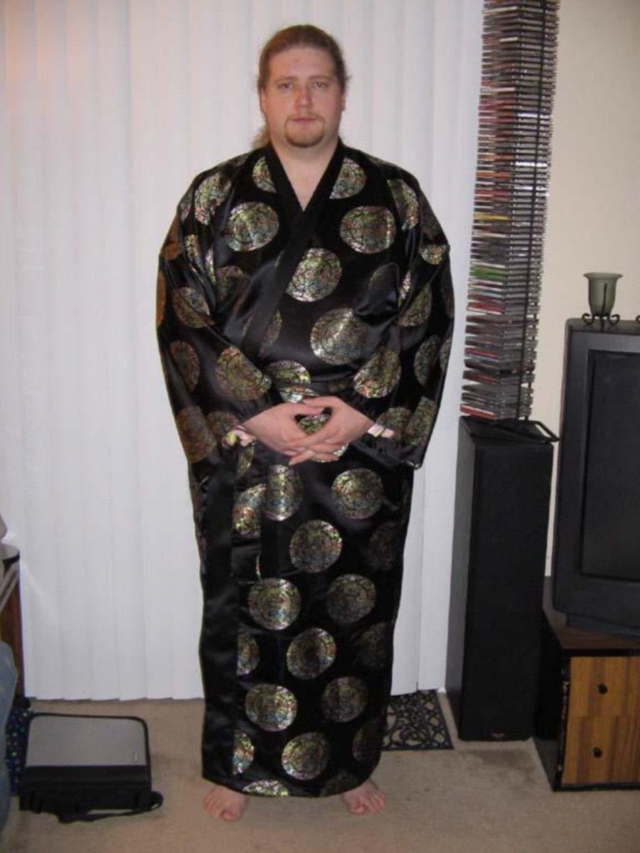 Today I learned the story of this guy whose wife is Japanese and makes kimonos so she needed someone to model in one of her pieces so she asked him to do it and he became the face of white discord mods obsessed with Japan
