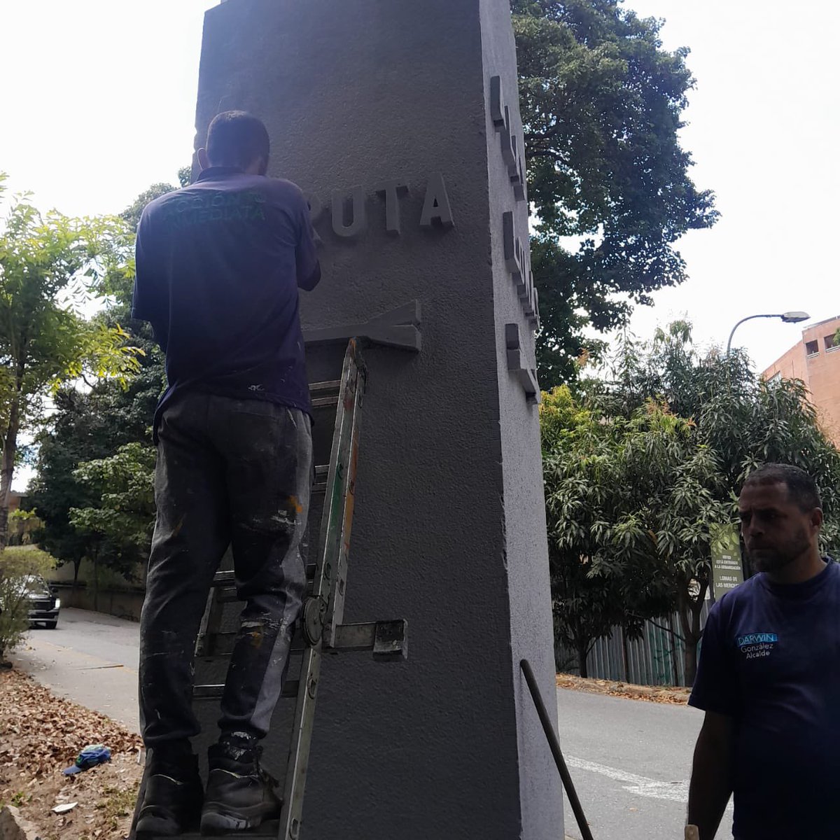 AlcaldiaBaruta's tweet photo. ¡Seguimos trabajando! 🍃
Las cuadrillas de #AcciónInmediata siguen llevando a cabo labores de:
🚧Empotrado de bolardos:
📍Urb. #LasMercedes
🍃Limpieza y desmalezado:
📍Urb. #ValleArriba
📍Urb. #PradosDelEste
🚧Restauración de columna:
📍Urb. #ValleArriba https://t.co/qt2NL1O8zo