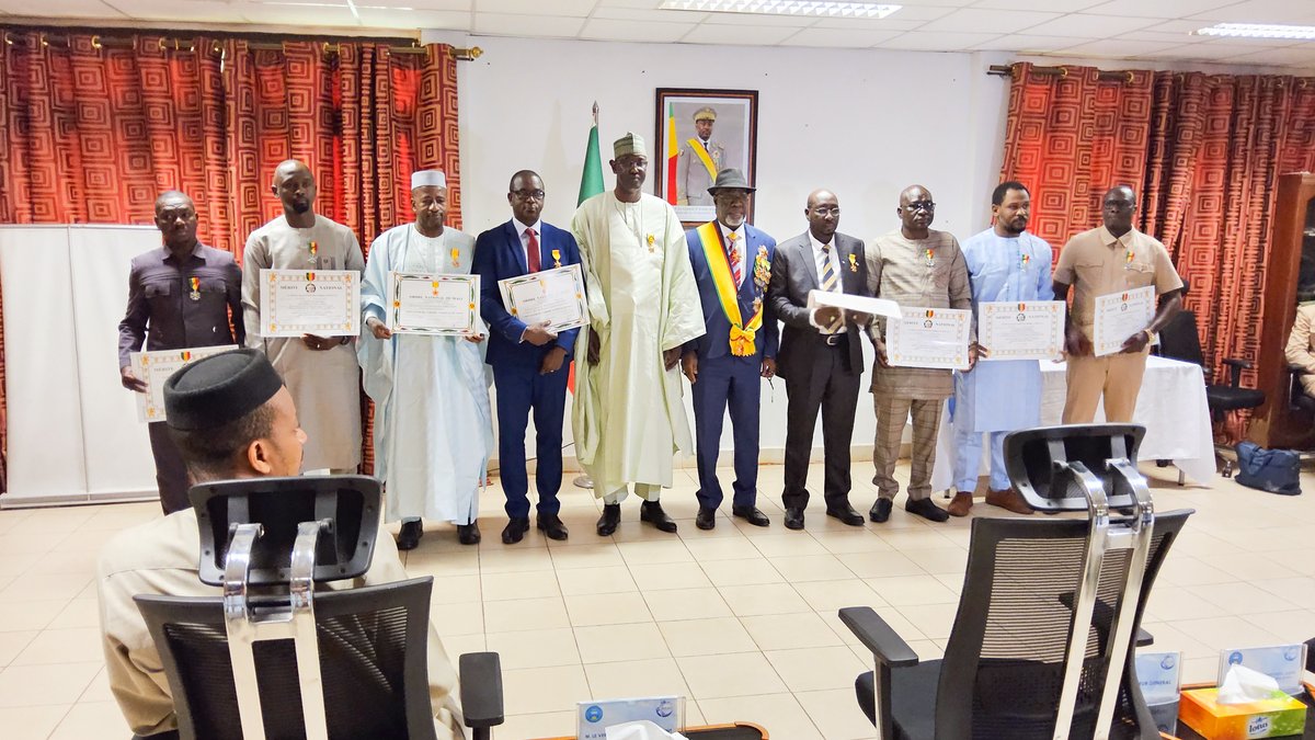Sous la présidence du Vérificateur Général, M. Abdoul Aziz AGUISSA et en présence du Grand chancelier des ordres nationaux, 8 agents du BVG ont reçu des distinctions honorifiques. Le VG a saisi l’occasion pour remercier SEM Assimi GOITA, Président de la Transition, Chef de l’Etat