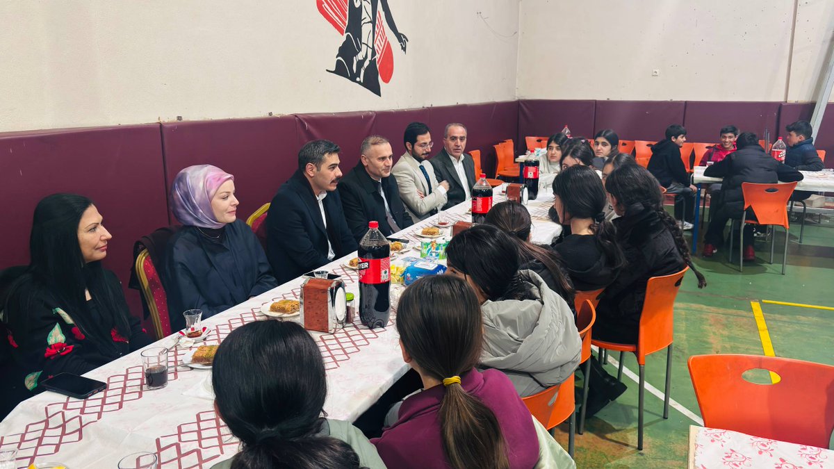 📌 Kaymakamımız Sayın Abdulkadir IŞIK ve eşi Hakim Sn. Fatma IŞIK, kurum amirleri, öğretmenler ve öğrenciler ile birlikte Varto Yatılı Bölge Ortaokulu’nda düzenlenen iftar programında bir araya geldi.

📌 Ramazan ayının bereketi ve paylaşma ruhunun hissedildiği programda birlik