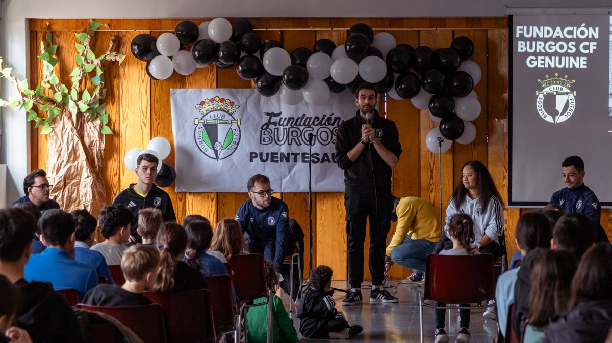 Burgos_CF's tweet photo. El Fundación BCF visita el @mariamadre1 🏫

Los jugadores de #LALIGAGENUINEMoeve realizaron talleres y contestaron a las preguntas de los alumnos 🎤

Más info 👇🏻

#FundaciónBCF
#BurgosCF