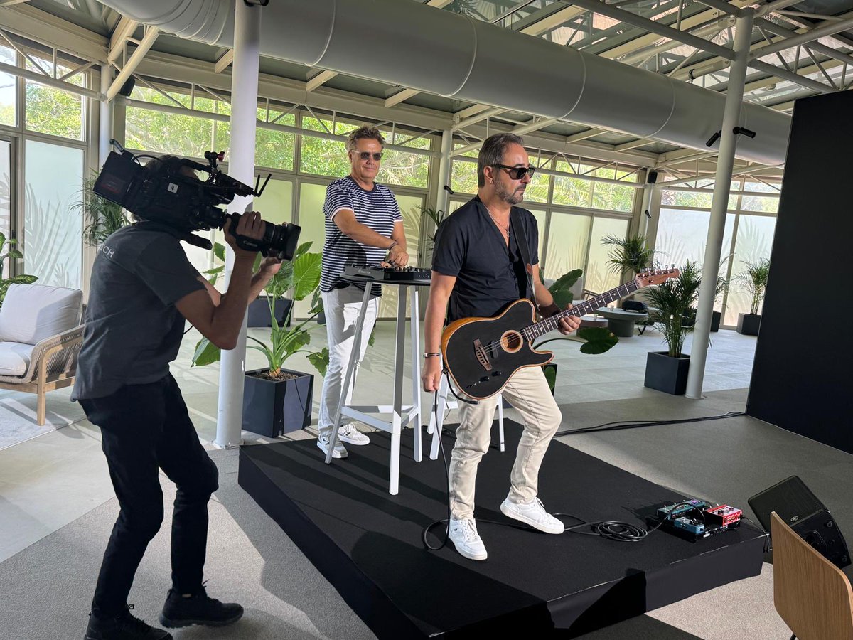 oliverauneau's tweet photo. Vous avez besoin de créer un "Jingle musical" lors de votre convention... 
Vous avez besoin d'une écriture musicale à l'image de votre évènement...
Vous souhaitez marquer les esprits en intégrant un Show Live Guitare à l'ouverture de votre plénière 
Nous avons la solution.... https://t.co/jvdrUbS85f