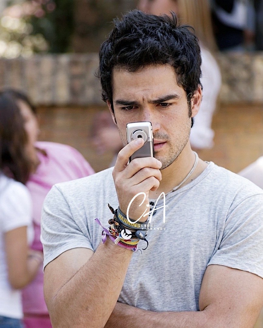 colucciyarango_'s tweet photo. Poncho e o seu celular nokia — aesthetic 2000’s https://t.co/lWm90rIe3k