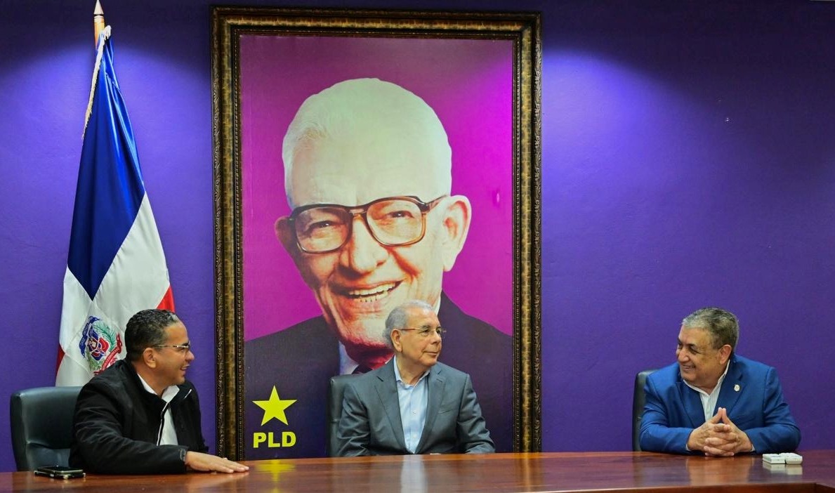 PLDenlinea's tweet photo. #PortadaPrincipalPLD | @DaniloMedina juramenta en el #PLD dirigentes renunciantes del PCR.

Estructura nacional del Partido Cívico Renovador se juramentó en el PLD.

AMPLIAR: https://t.co/o7VhGmovg9 https://t.co/zSOn0yyV4p