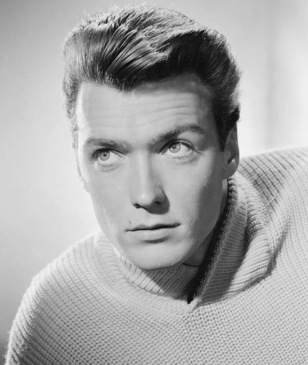 “No dejes entrar al viejo”

A punto de cumplir 96 años, Clint Eastwood sigue sorprendiendo a quienes creen que la vejez es sinónimo de retiro. Nacido el 31 de mayo de 1930, continúa activo, leyendo guiones y pensando en nuevas historias para el cine. Mientras muchos se detienen,