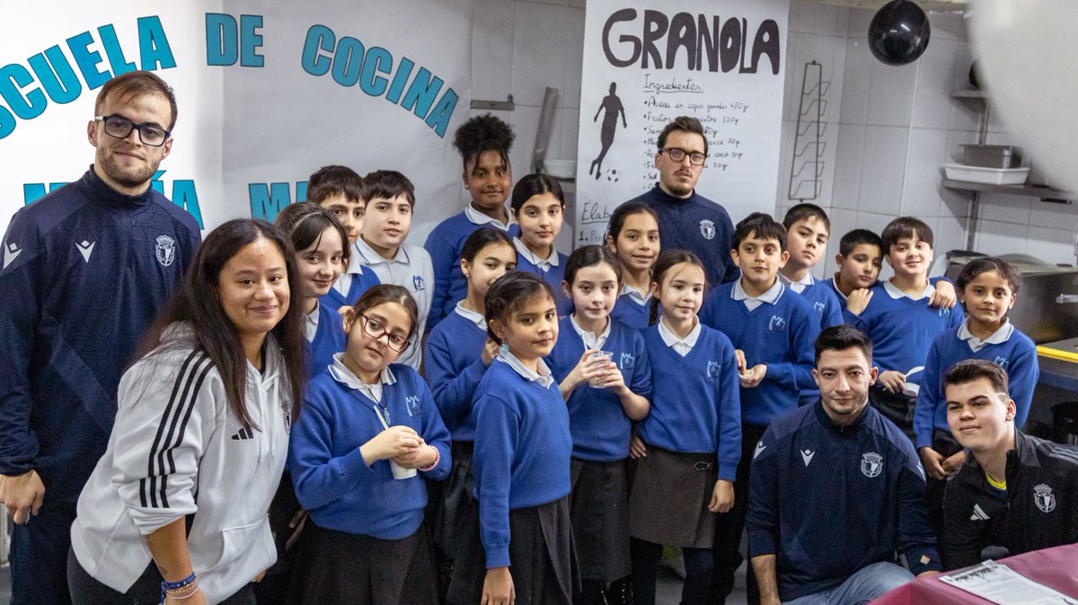 Burgos_CF's tweet photo. El Fundación BCF visita el @mariamadre1 🏫

Los jugadores de #LALIGAGENUINEMoeve realizaron talleres y contestaron a las preguntas de los alumnos 🎤

Más info 👇🏻

#FundaciónBCF
#BurgosCF