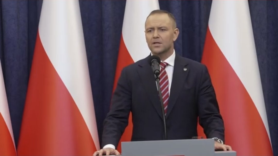 Prezydent Karol Nawrocki zamiast SAFE proponuje POLSKI SAFE 0%. W miejsce pożyczki od EU w euro,  NBP przekaze 185 mld zlotych ze środków NPB na potrzeby uzbrojenia  Polskiego Wojska! 
Game changer!