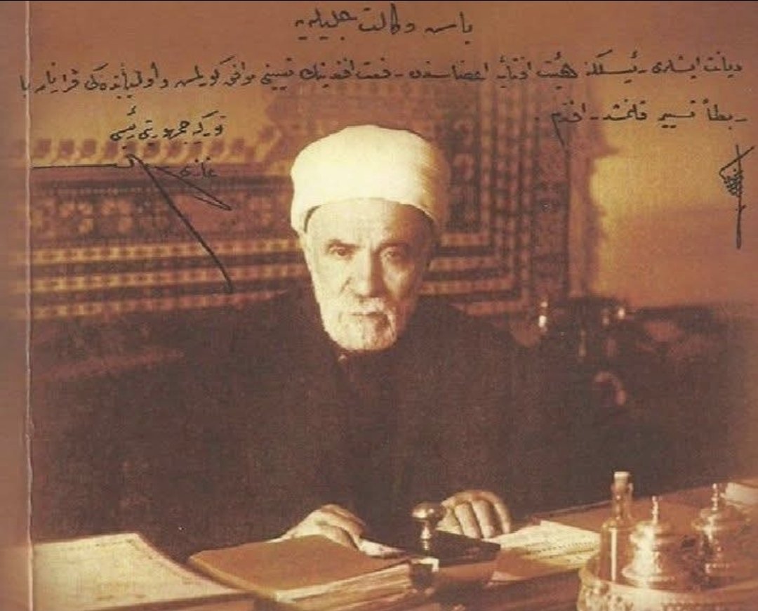 Elde kalan son vatan toprağından düşmanı def etmek için fetvalarıyla milleti örgütlemiş, bu uğurda çokça bedel ödemiş, müftülük görevinden alınsa da , cebinde idam fermanıyla Mustafa Kemallere yoldaşlık etmiş, kefen parasını bile vatana bağışlamış Türkiye Cumhuriyeti’nin ilk