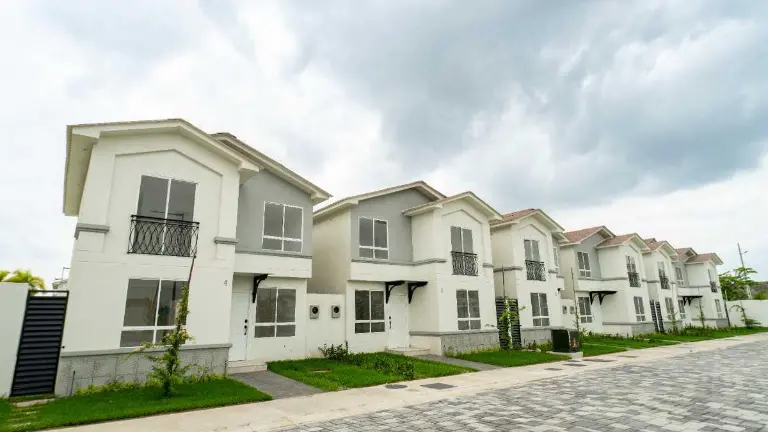 apivecuador's tweet photo. Precio, ubicación y distribución funcional siguen marcando la decisión de compra de vivienda en Ecuador.

La demanda prioriza movilidad, seguridad y espacios adaptables, reflejando nuevas formas de habitar.

👉 Lee más: https://t.co/dWDyftbrWG

#SectorVivienda #DesarrolloUrbano #AccesoAVivienda