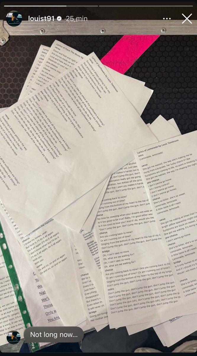 Sì mio figlio ha una memoria di merda e uccide circa 70 alberi a tour ma evidentemente ha una vista della madonna perché io con questo carattere se poggiassi i fogli a terra non riuscirei a leggere un cazzo francamente!!! complimenti