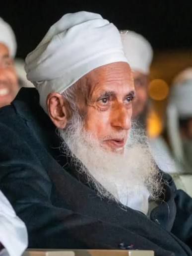 تاقتْ إليكَ عجافٌ أنتَ يوسفُها
هلا رميتَ على العميانِ قُمصانَا

إنَّ العبادَ إذا ضاقتْ مسالكُها
نادَتْ حكيماً يُعيدُ العدلَ ميزانَا

فانهضْ فمثلكَ للأيامِ بارقةٌ
إن لاحَ برقُك عادَ الخصبُ بُستانَا