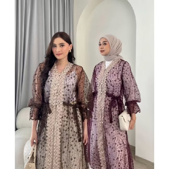whosathda's tweet photo. Lebaran &amp; musim kondangan udah di depan mata, tapi outfit masih itu-itu aja? 👀
Kenalan dulu sama outer yang satu ini  simple, classy, tapi langsung bikin look naik level 💫 https://t.co/Xaok0CgWmD