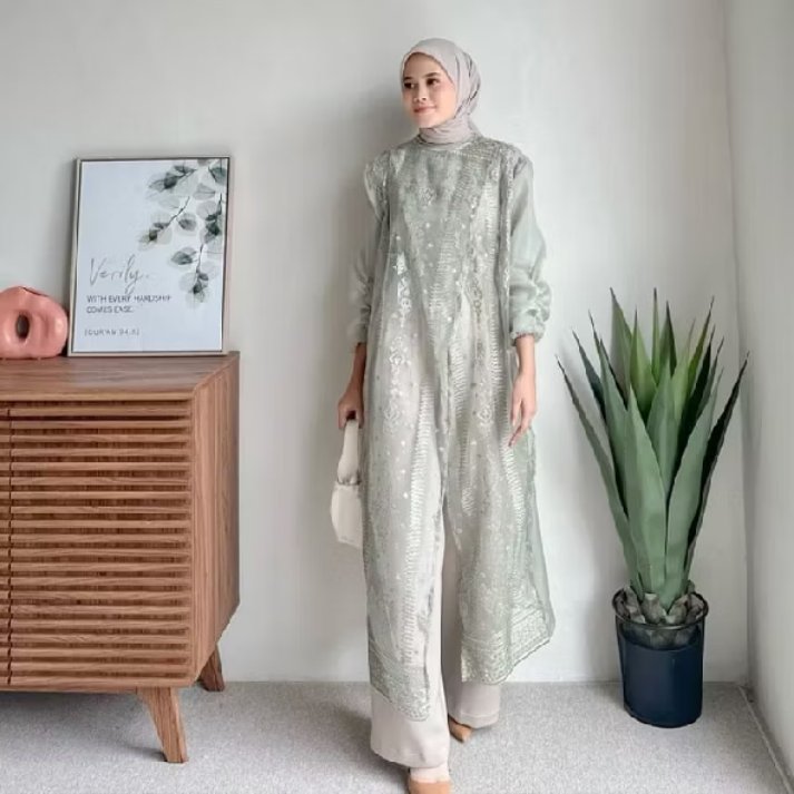 whosathda's tweet photo. Lebaran &amp; musim kondangan udah di depan mata, tapi outfit masih itu-itu aja? 👀
Kenalan dulu sama outer yang satu ini  simple, classy, tapi langsung bikin look naik level 💫 https://t.co/Xaok0CgWmD