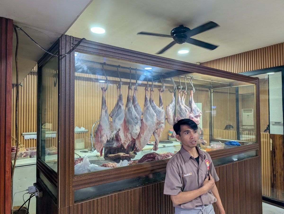 genzookun's tweet photo. 日曜日に行こうとしたけどラマダンで閉まっていたローカルなお店に行けた。

骨髄スープ美味しかった。

バハサ語全くわからんくてもレンズとGoogle翻訳あればなんかなる。 https://t.co/puFaSEMi2f