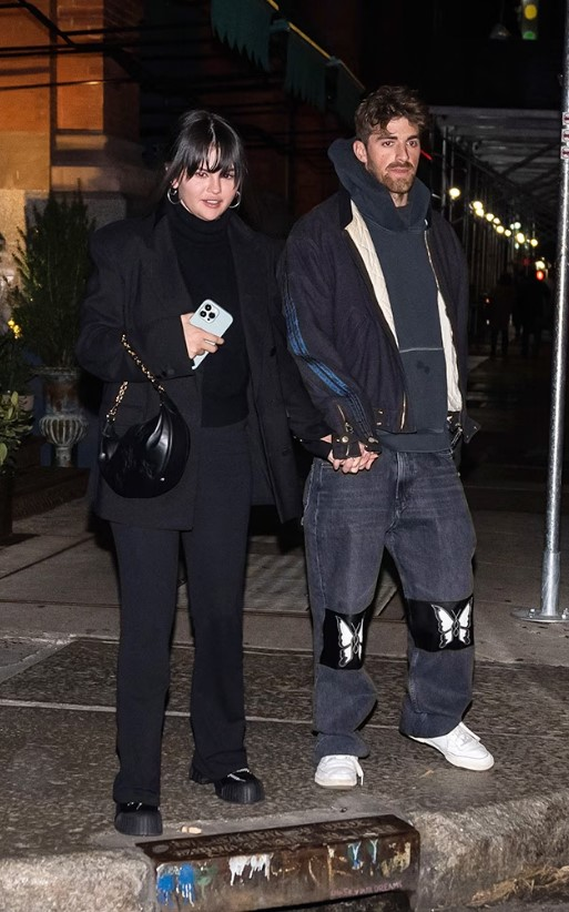 raresblvd's tweet photo. when selena gomez posted a story announcing that she is single right after her date with drew taggart because he called the paparazzi on them https://t.co/48qIlA1lcQ
