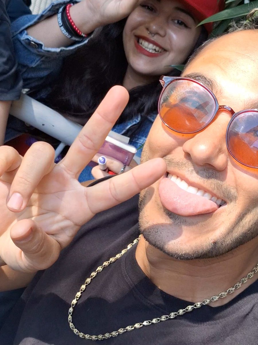 ESA SONRISA QUE ILUMINA MÁS QUE EL SOL, TUS OJOS HERMOSOS CON ESE BRILLO PARTICULAR Y LA ATENCIÓN CON LA QUE ME ESCUCHABAS... TE AMO TANTO <a href="/TheCarlosPena/">Carlos PenaVega</a> CON TODO MI CORAZÓN!!! LA NAYLA DE 12 AÑOS AL FIN PUDO HABLARTE CARA A CARA Y SACARSE FOTO, LUEGO DE SOÑARLO POR 14 AÑOS😭❤️‍🩹😍