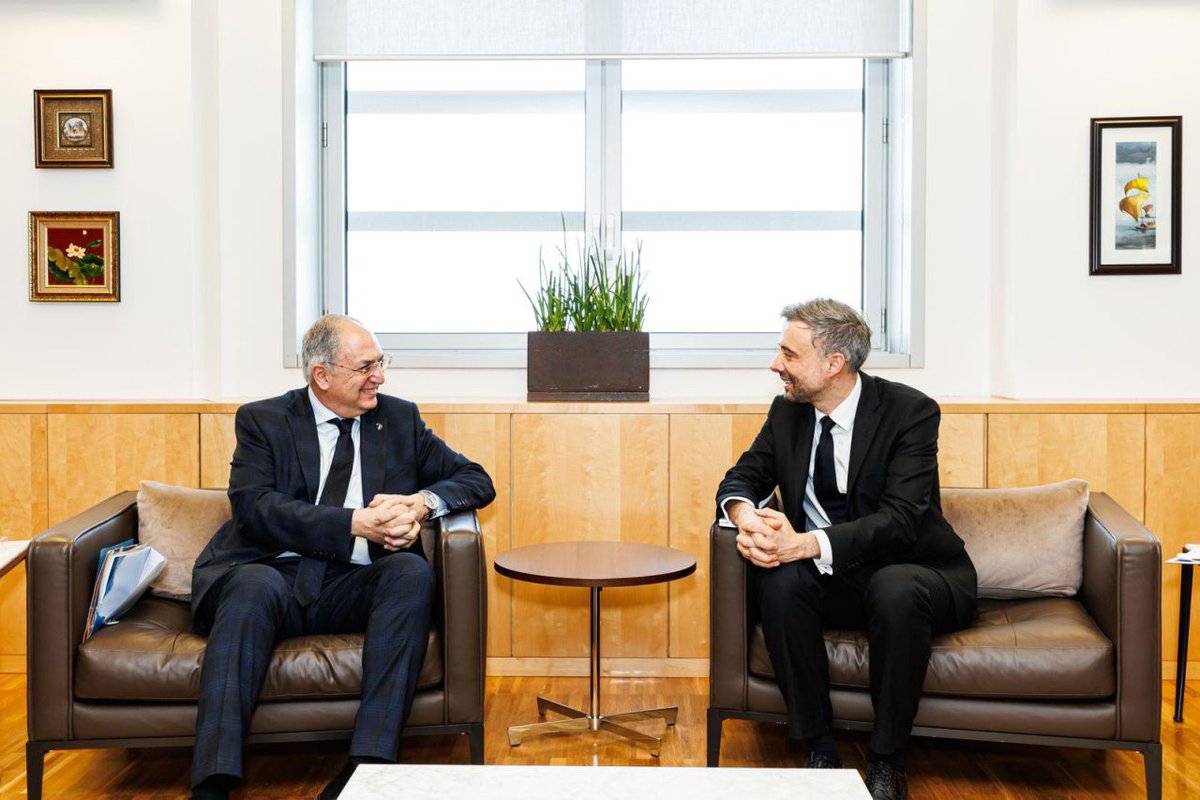 Alvaro Lario tweet media