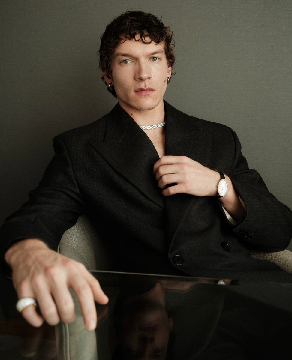 he looks like he’s about to ask a wasian autistic hockey player to touch himself while he drinks vodka