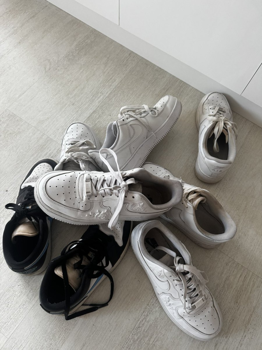 lady_kaja's tweet photo. will diese alten sneaker loswerden. https://t.co/kxyH6r0Ni1
