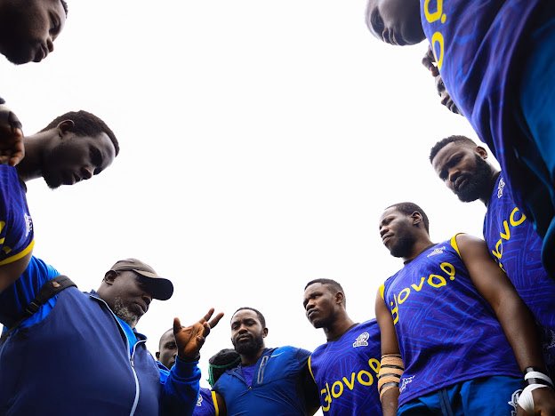 KobsrugbyUg's tweet photo. A short story.
Directed by @BrianMakalama 🎬

Frame 1: It starts with direction.
Frame 2: We move as one.
Frame 3: Strength is built here.
Frame 4: Now we deliver. (In Captain @IanMunyani’s voice) 😆

Behind every performance is preparation, discipline, and a team moving with purpose.

Huge appreciation to @GlovoUganda for the fresh threads. 🥰

📸@LillianSports 
#KCBKOBs #PoetryInMotion #BlueArmy #UgandaRugbyPremiership