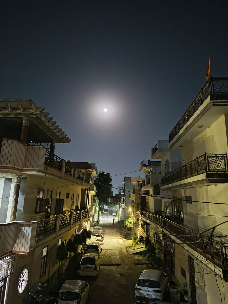 GoodMysticMan's tweet image. Holi🌈by day, Moonlight by night 🫟🌕
After all the colors fade, the sky celebrates in silver glow ✨
Some moments are meant to be felt, not filtered 💫🌈
Holi feels different under a full moon 🌝 
#HappyHoli #FullMoonVibes #MoonlightMagic #HoliVibes