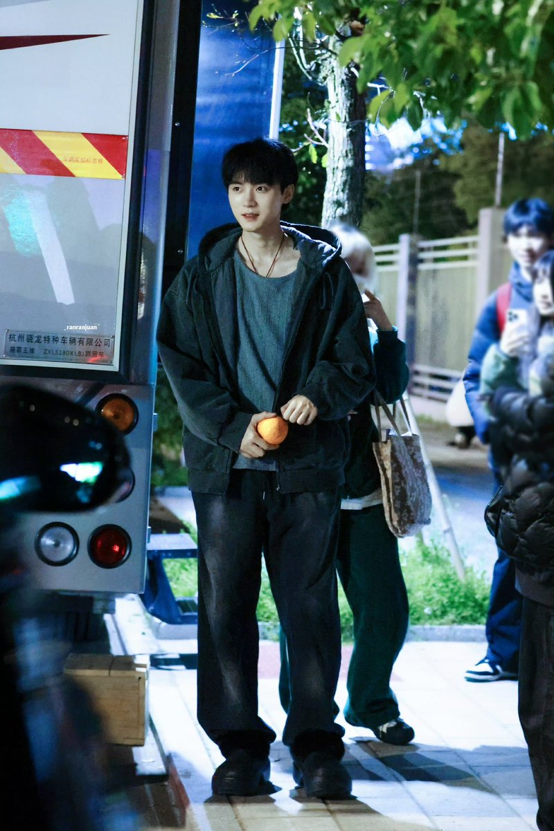 zyiranindofans's tweet photo. 040326 Zhou Yiran saat pulang bekerja, menyapa Tianzhou dan menonton kembang api bersama 🎆😍
🎬 “Life Edge” Day-41
#ZhouYiran #周翊然 #LifeEdge https://t.co/k1MSrEuR6I